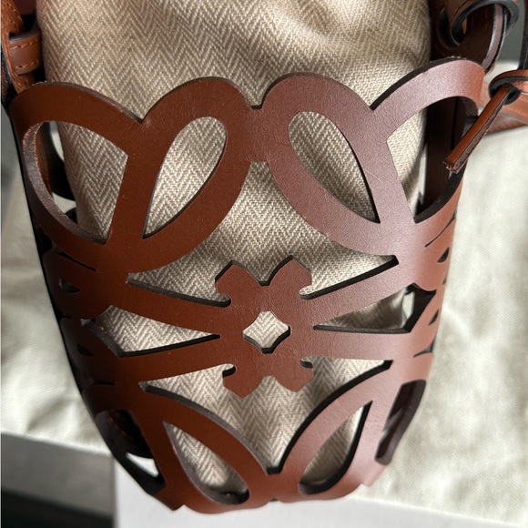 LOEWE
Anagram cut-out pocket in classic calfskin and canvas - Picture 8 of 14